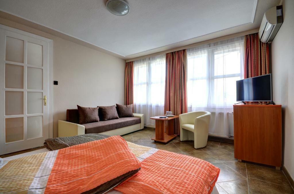 Hotel Roz Szentendre Zewnętrze zdjęcie